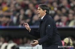 包含国际米兰客场逆转取胜，牢固稳居第二位置的词条