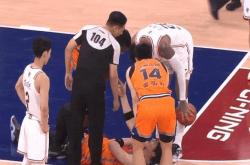 三亿体育体育直播-火爆比赛！篮球队与对手激烈对抗的简单介绍