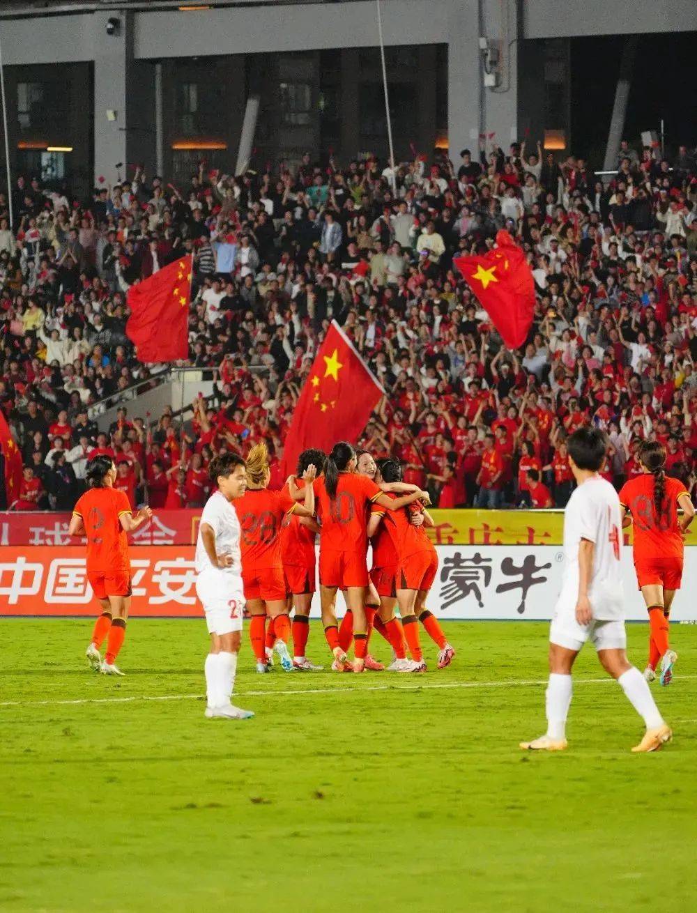 包含国际足球赛事：中国女足全力备战下一场的词条