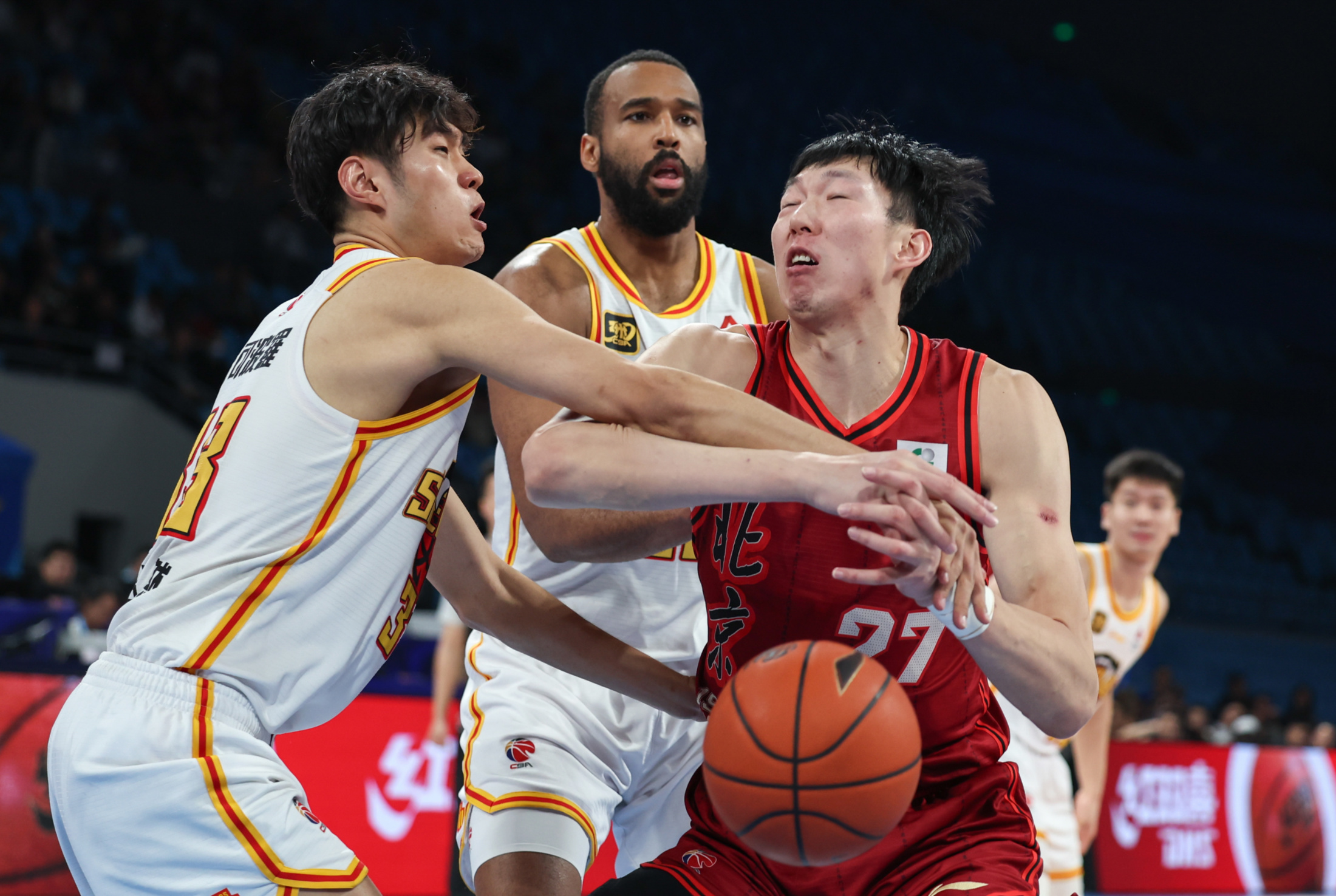 球队在比赛中击败夺冠热门，惊险晋级