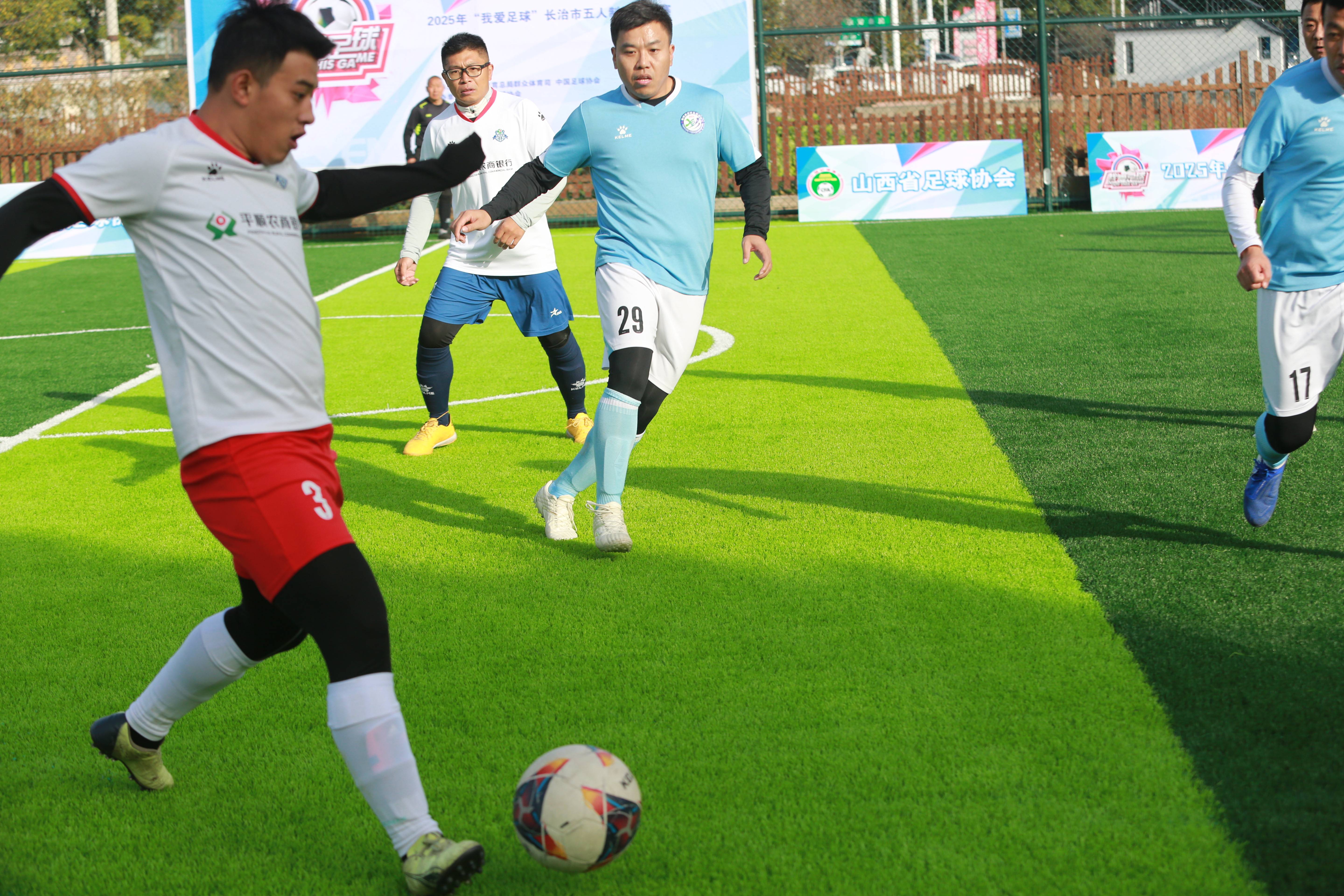 关于本土足球联赛战事激烈，球队斗志昂扬的信息