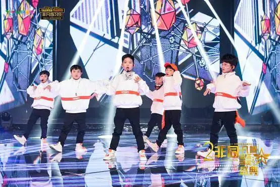 小组合练与对手战斗，积分呈现激烈竞争的简单介绍