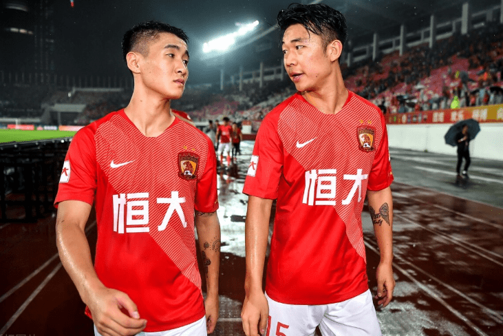 鲁能球员成绩亮眼，斩获月最佳奖项的简单介绍